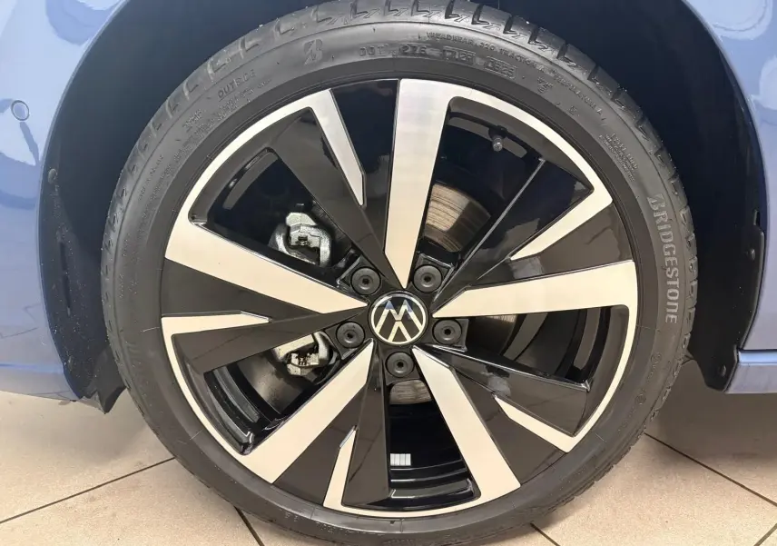 Gros plan sur la jante alliage 18'' Catania bicolore de la Volkswagen Golf Bleu Anémone côté gauche.