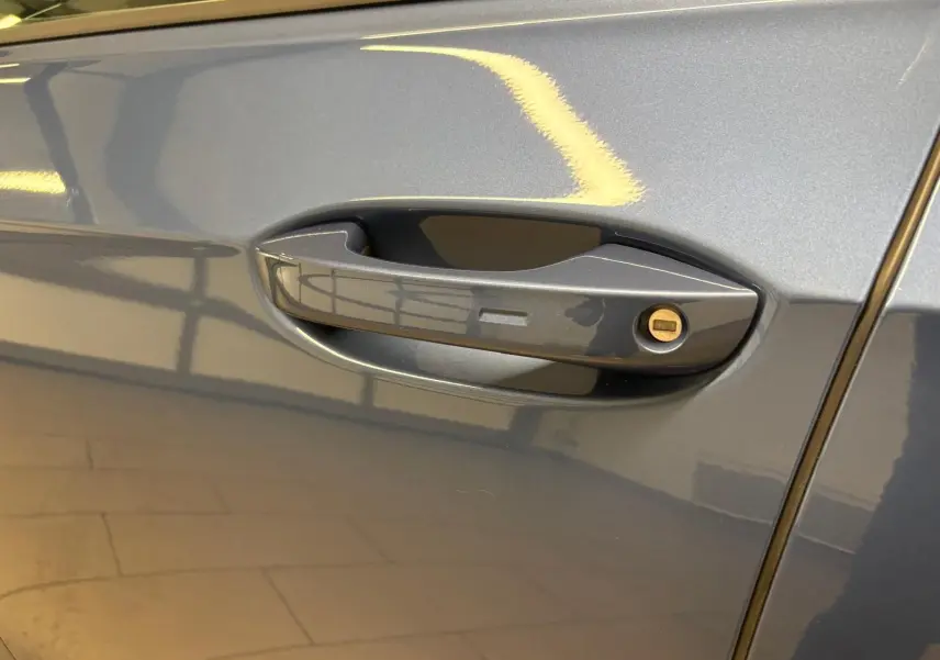 Poignée de porte avant droite bleu Anémone métallisé de la Volkswagen Golf 1.5 eTSI 116 DSG7 VW Edition 2025.