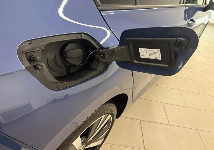 Trappe à carburant ouverte côté gauche sur Volkswagen Golf 1.5 eTSI 116 DSG7 Bleu Anémone avec jante alliage 18'' Catania.