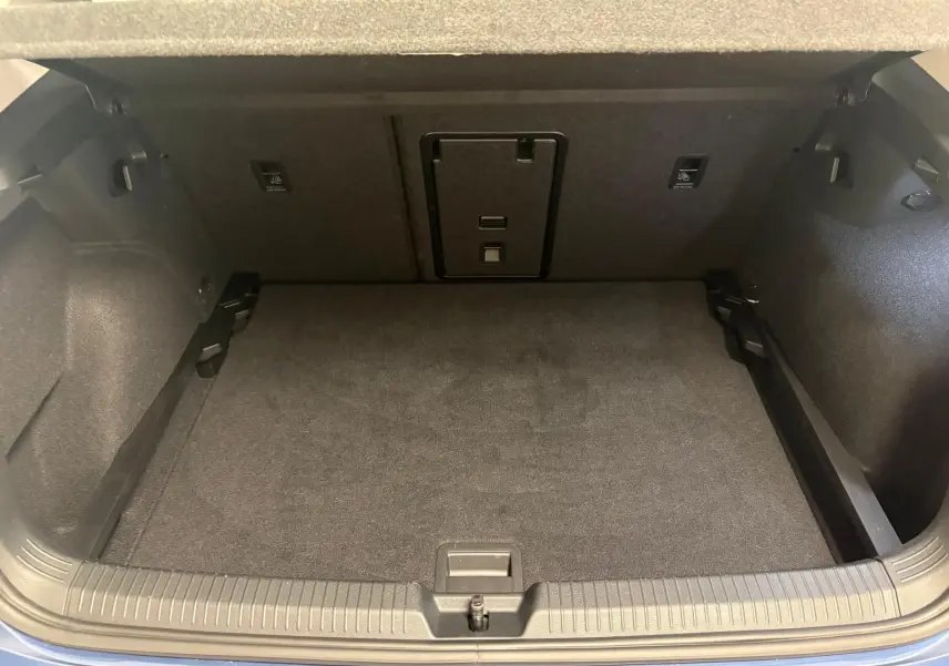 Coffre ouvert de la Volkswagen Golf 1.5 eTSI 116 DSG7 Bleu Anémone, montrant un espace de chargement propre et spacieux.