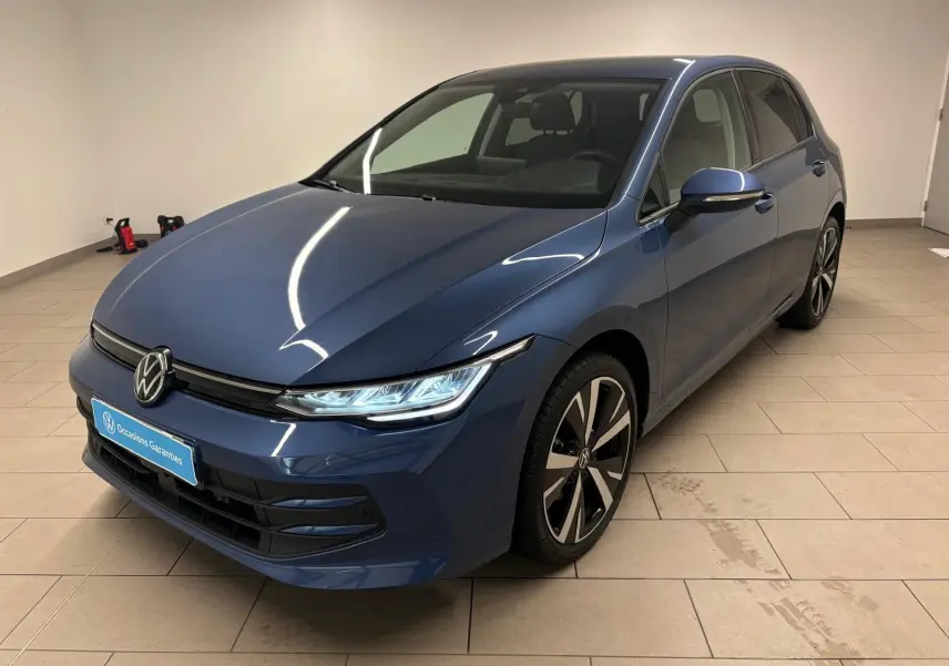Vue 3/4 avant droite de la Volkswagen Golf 1.5 eTSI 116 DSG7 en bleu Anémone avec jantes alliage 18'' Catania.
