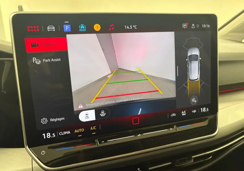 Écran tactile du système multimédia de la Volkswagen Golf 2025 montrant la caméra de recul et l'assistance au stationnement.