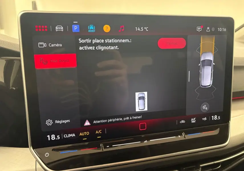 Vue intérieure de l'écran tactile du système Park Assist de la Volkswagen Golf 1.5 eTSI 116 DSG7 Bleu Anémone.