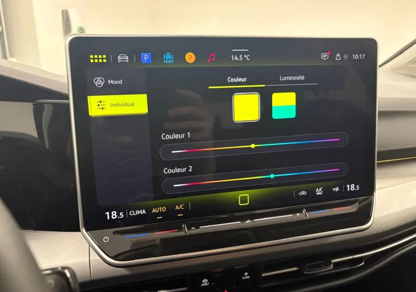 Vue de face de la Volkswagen Golf 1.5 eTSI 116 DSG7 Bleu Anémone avec jantes alliage 18'' Catania visibles