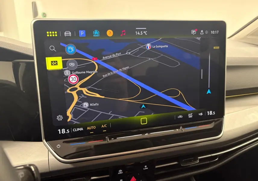Écran tactile central affichant la navigation GPS dans l’habitacle d’une Volkswagen Golf 1.5 eTSI Bleu Anémone.