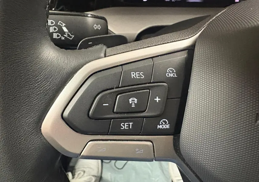 Gros plan sur les commandes au volant côté gauche d’une Volkswagen Golf 1.5 eTSI 116 DSG7 2025.