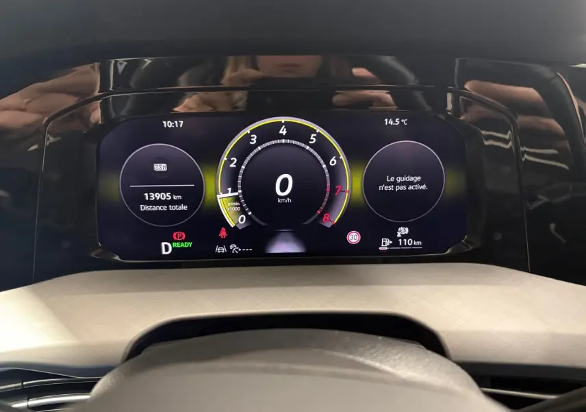 Tableau de bord numérique de Volkswagen Golf 1.5 eTSI 116 DSG7 VW Edition affichant la vitesse à 0 km/h.
