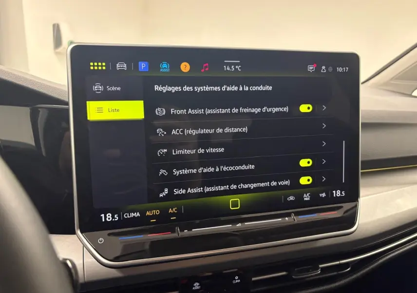 Écran tactile central affichant les réglages d’aide à la conduite dans une Volkswagen Golf Bleu Anémone, vue intérieure.