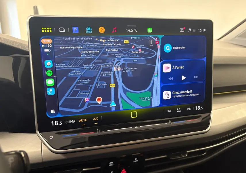 Écran tactile central de la Volkswagen Golf 1.5 eTSI 116 DSG7 VW Edition affichant la navigation et la climatisation.