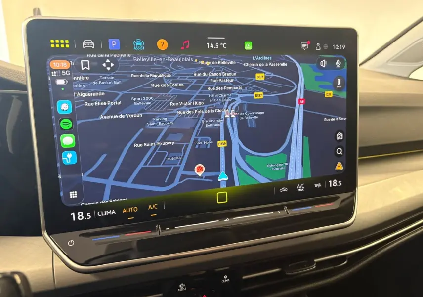 Écran tactile central affichant la navigation dans l'habitacle d'une Volkswagen Golf 1.5 eTSI 116 DSG7 Bleu Anémone.