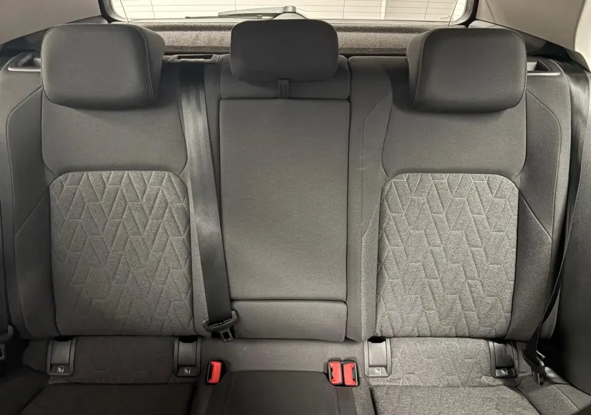 Vue intérieure des sièges arrière gris texturés de la Volkswagen Golf 1.5 eTSI 116 DSG7 VW Edition 2025.