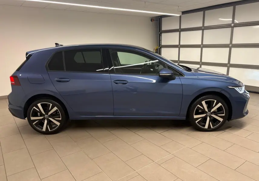 Vue de profil côté gauche d'une Volkswagen Golf 1.5 eTSI 116 DSG7 Bleu Anémone avec jantes alliage 18'' Catania.