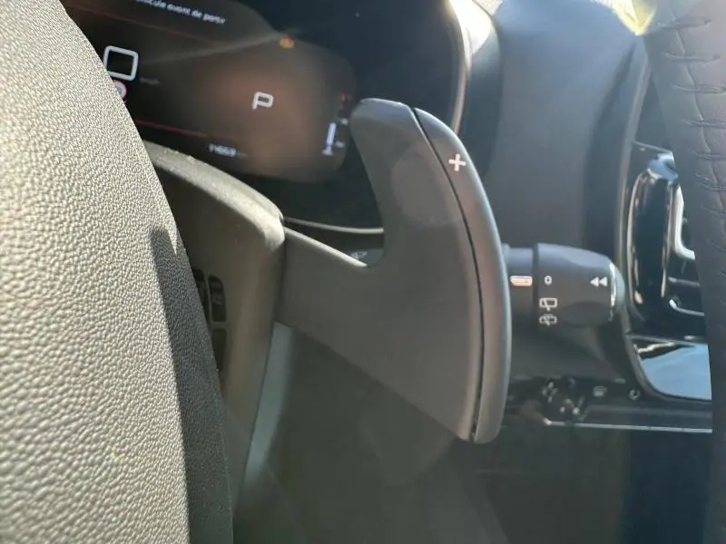 Gros plan sur la palette de changement de vitesse droite du Citroën C5 Aircross 2025, intérieur noir avec tableau de bord numérique.