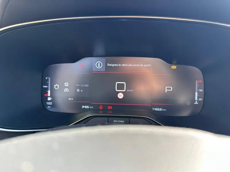 Vue rapprochée du tableau de bord numérique du Citroën C5 Aircross 2025 affichant les informations de conduite et alertes.
