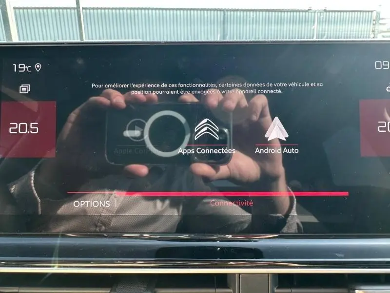 Écran tactile central du Citroën C5 Aircross 2025 affichant les options connectées avec interface Android Auto.