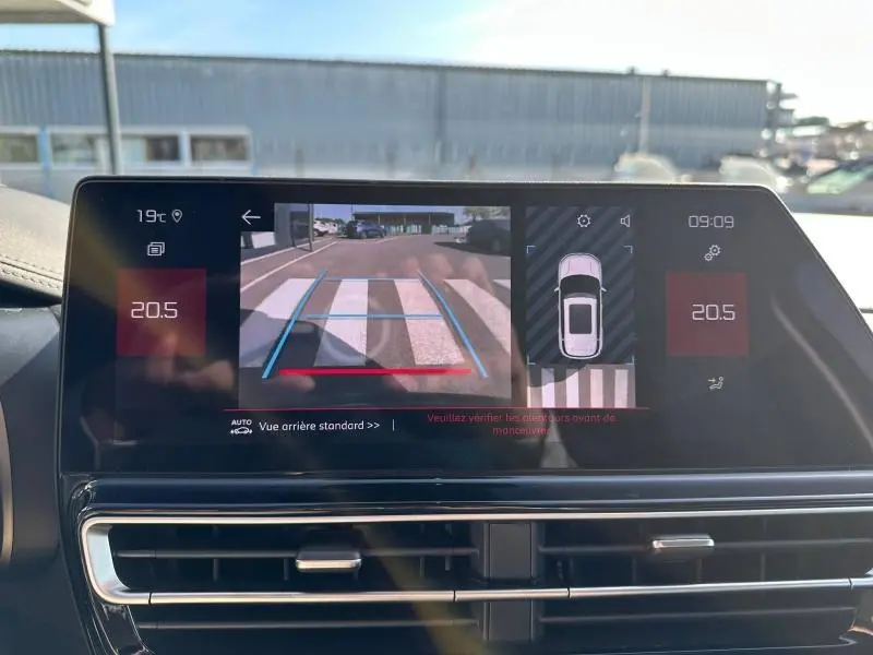 Écran intérieur du Citroën C5 Aircross 2025 affichant la caméra de recul et l'aide au stationnement en gris Platinium.