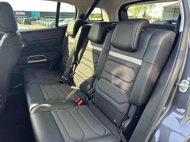 Vue intérieure côté droit des sièges arrière en tissu et cuir noir du Citroën C5 Aircross 2025 gris Platinium hybride.