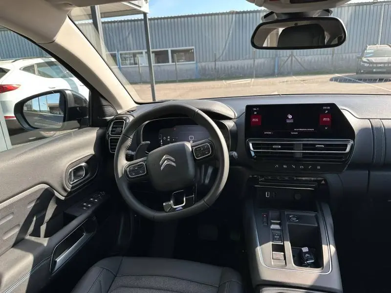 Vue intérieure du poste de conduite du Citroën C5 Aircross gris Platinium, avec volant multifonction et écran tactile central.