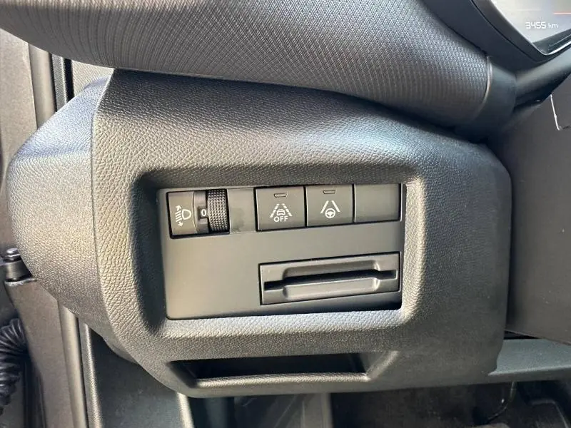 Vue rapprochée du tableau de bord côté gauche du Citroën C5 Aircross gris Platinium avec commandes d'assistance à la conduite.