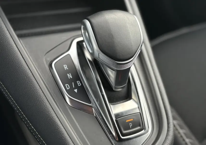 Levier de vitesses automatique noir et chrome de la Renault SYMBIOZ E-Tech Full Hybrid 2025 en gros plan intérieur.