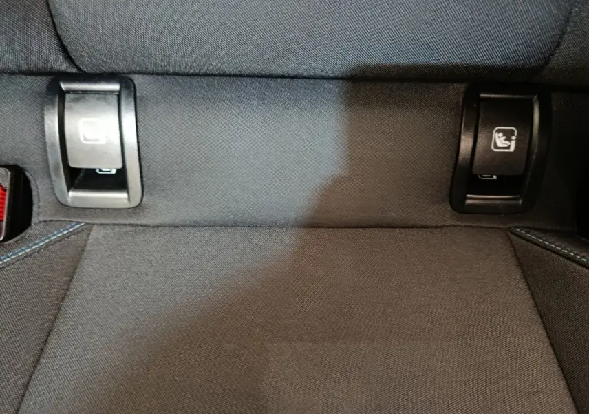 Détail des fixations Isofix sur la banquette arrière en tissu gris du LINK & CO 01 hybride rechargeable.