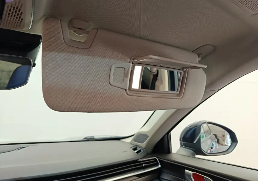 Vue intérieure côté conducteur du pare-soleil beige avec miroir éclairé et rétroviseur extérieur bleu du Link & Co 01 hybride rechargeable.