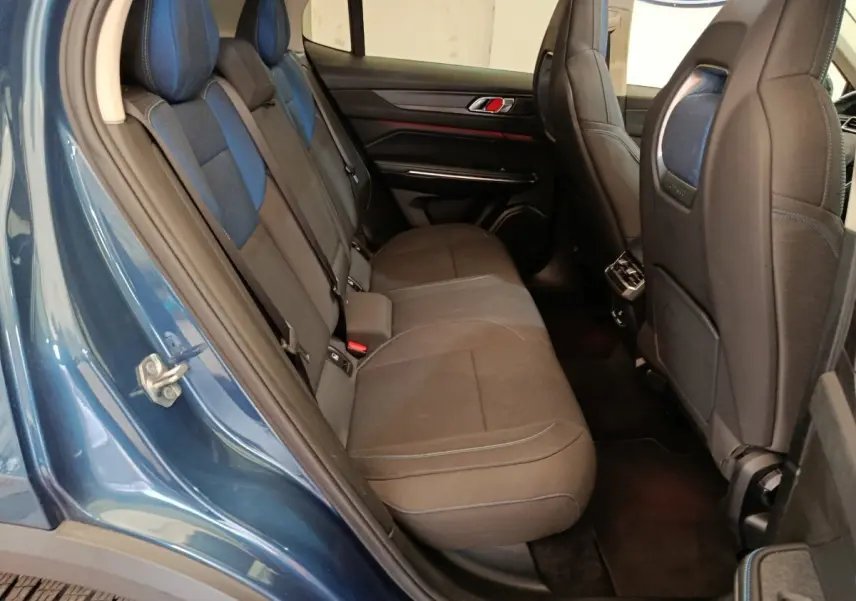 Vue intérieure côté gauche des sièges arrière bleu et noir du SUV hybride rechargeable LINK & CO 01 2022.