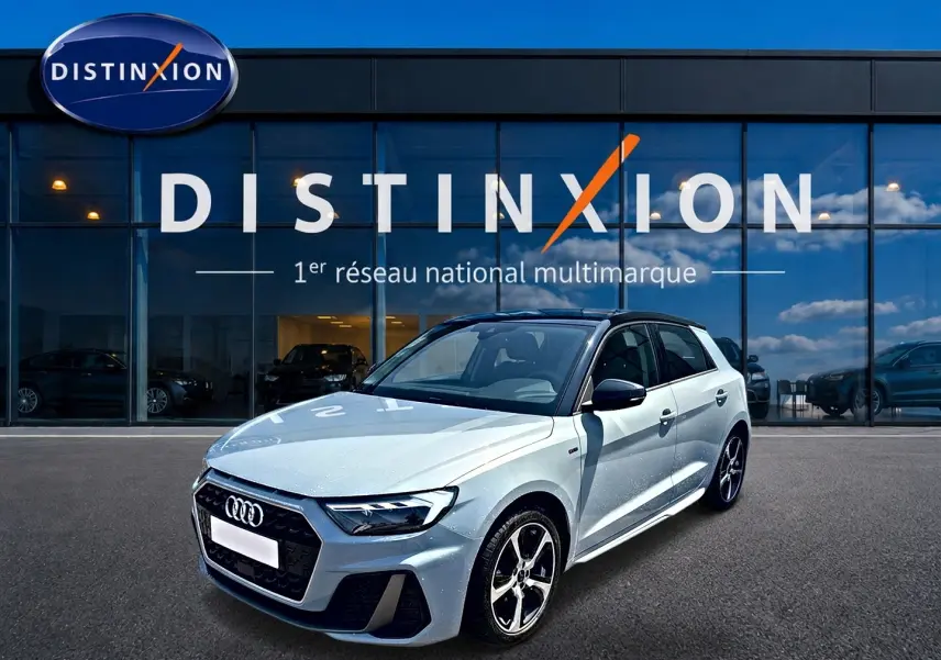 Audi A1 Sportback gris arrow avec toit noir, vue 3/4 avant droit devant showroom Distinxion.