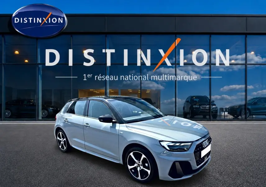Audi A1 Sportback 30 TFSI S line 2026 gris arrow vue 3/4 avant avec jantes alu noires et toit noir.