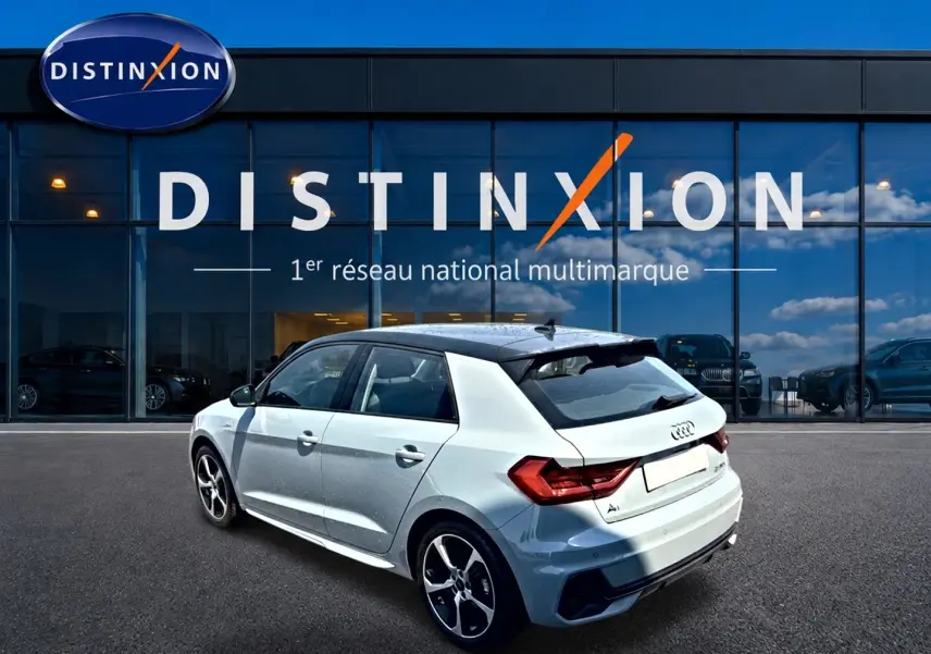 Audi A1 Sportback gris arrow vue 3/4 arrière droit avec toit noir et jantes alu distinctives.