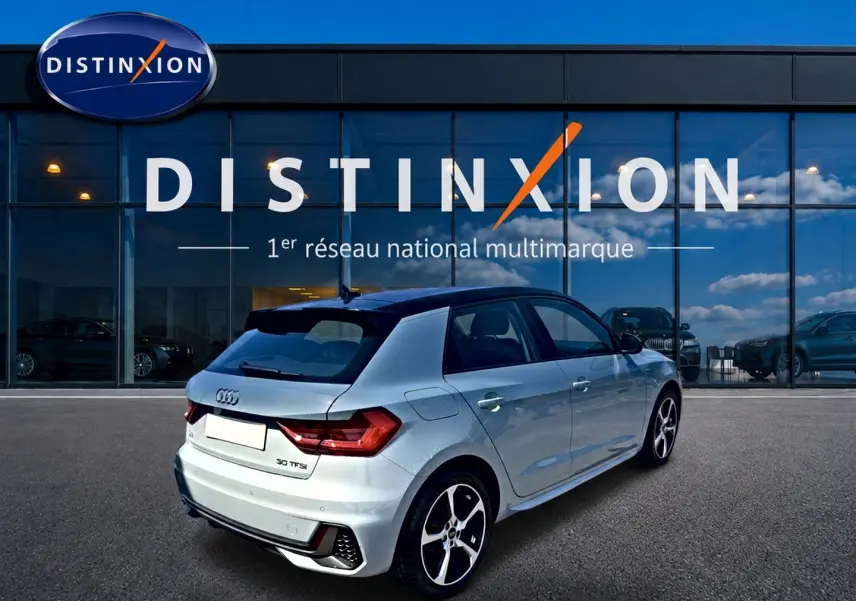 Audi A1 Sportback gris arrow avec toit noir, vue 3/4 arrière droit, jantes alliage et becquet arrière visible.