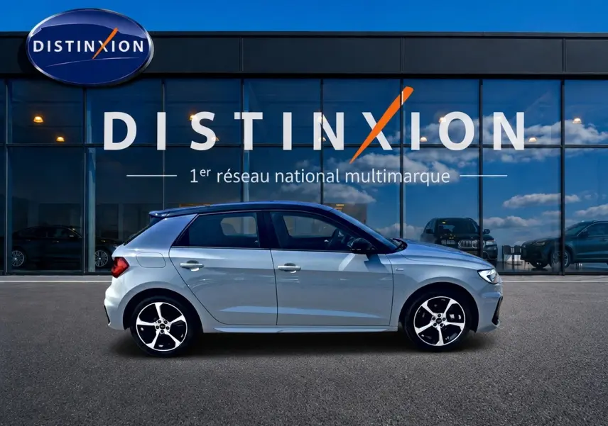 Audi A1 Sportback 30 TFSI gris arrow vue de profil côté gauche avec toit noir et jantes alu distinctives.
