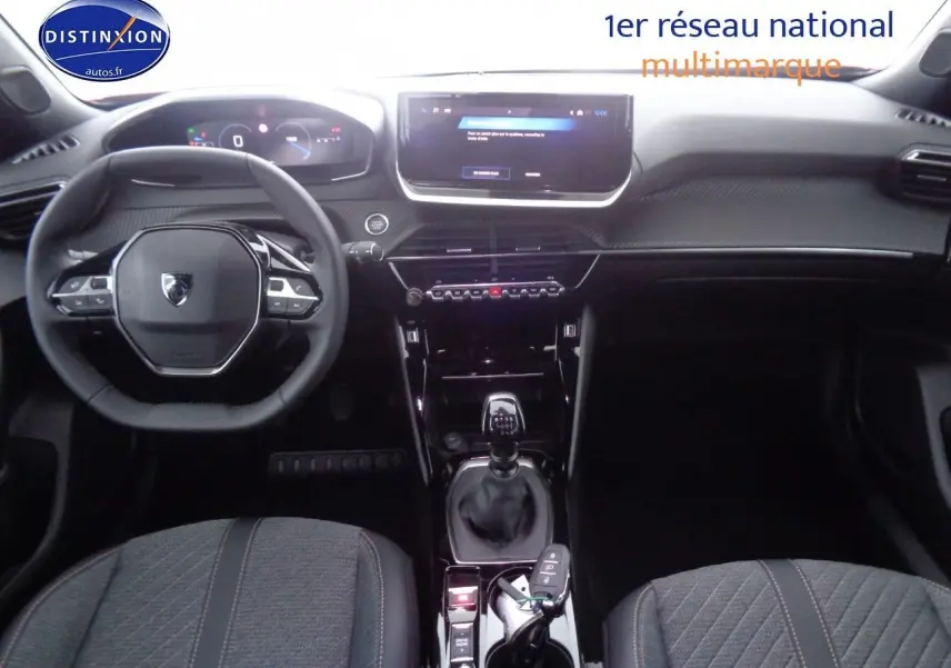 Intérieur du Peugeot 2008 2023, vue centrée sur le tableau de bord et la console avec boîte manuelle.