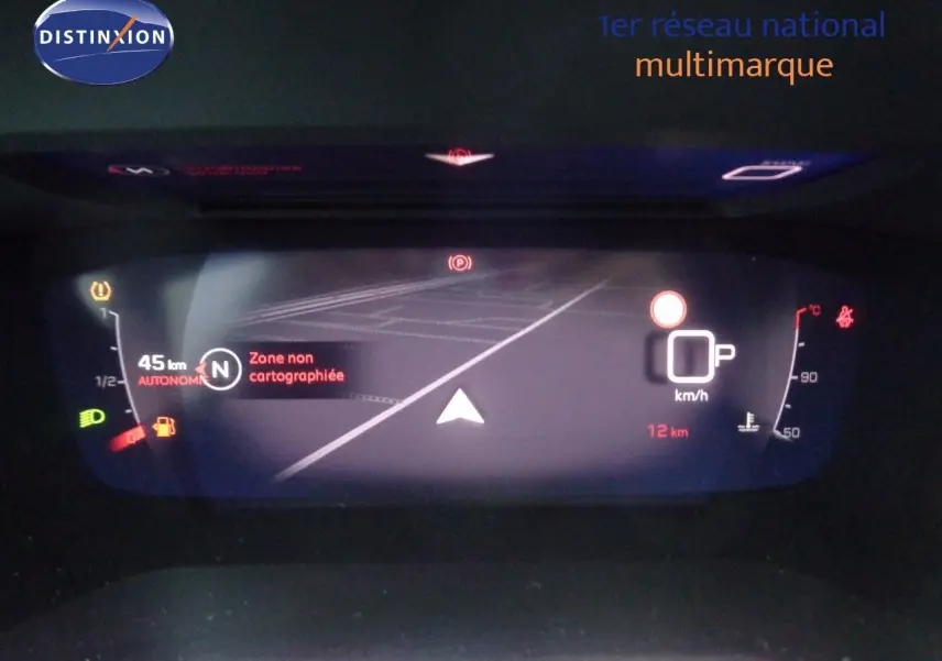 Affichage numérique du tableau de bord du Peugeot 2008 2023 montrant la navigation et l'autonomie restante en essence.