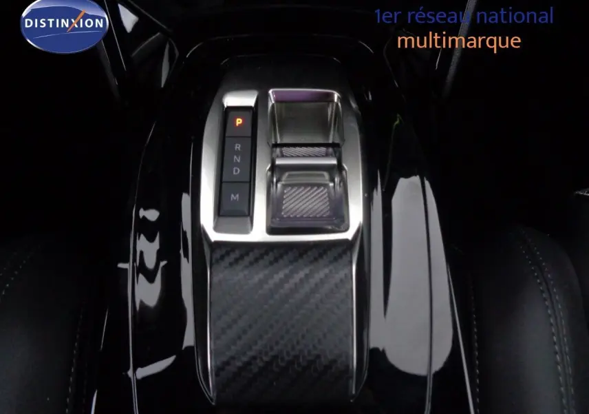 Gros plan sur la console centrale noire brillante avec levier de vitesses électronique du Peugeot 2008 GT 2023.