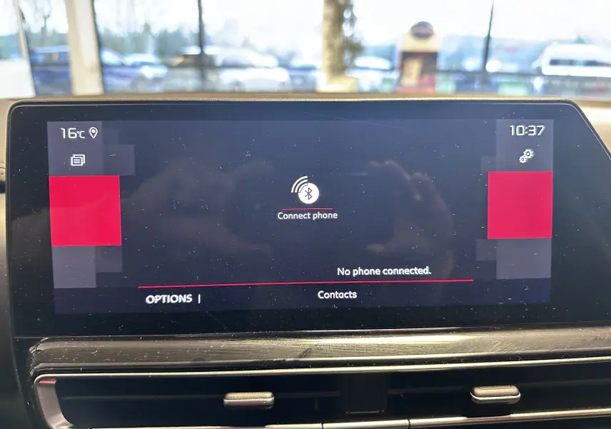 Écran tactile central du tableau de bord du Citroën C5 Aircross hybride 2025 affichant la connexion Bluetooth, intérieur noir.