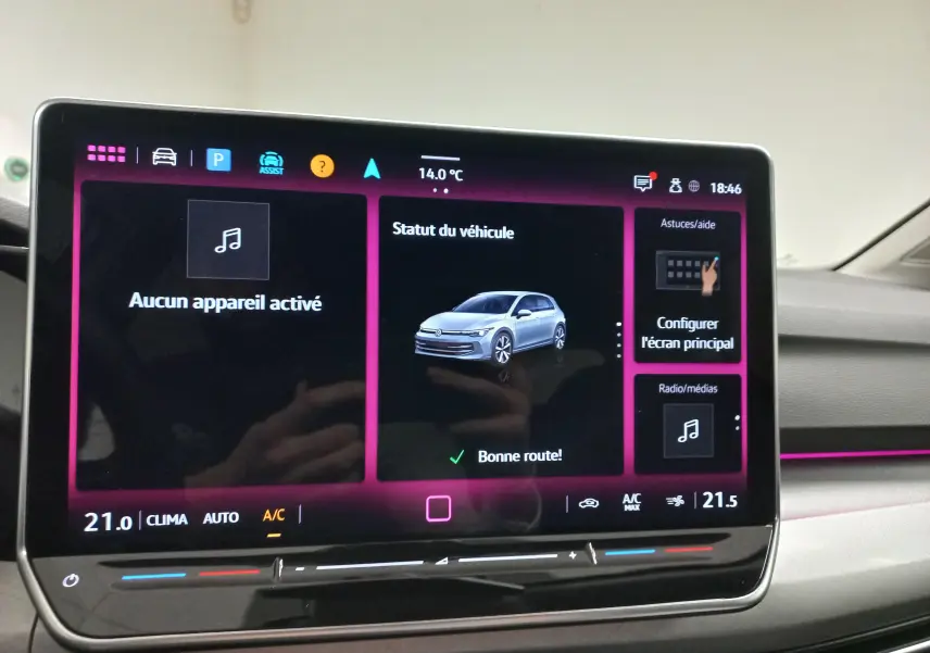 Écran tactile intérieur de la Volkswagen Golf 1.5 eTSI 2025 affichant le statut du véhicule avec illustration argent Dolomite.