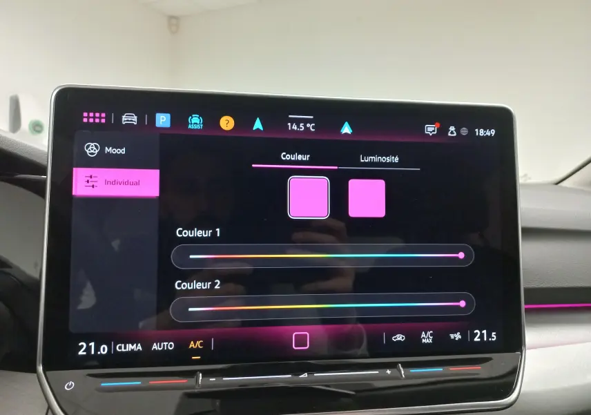 Écran tactile intérieur de la Volkswagen Golf 1.5 eTSI 116 BVM6 VW Edition affichant les réglages de couleur d'ambiance rose.