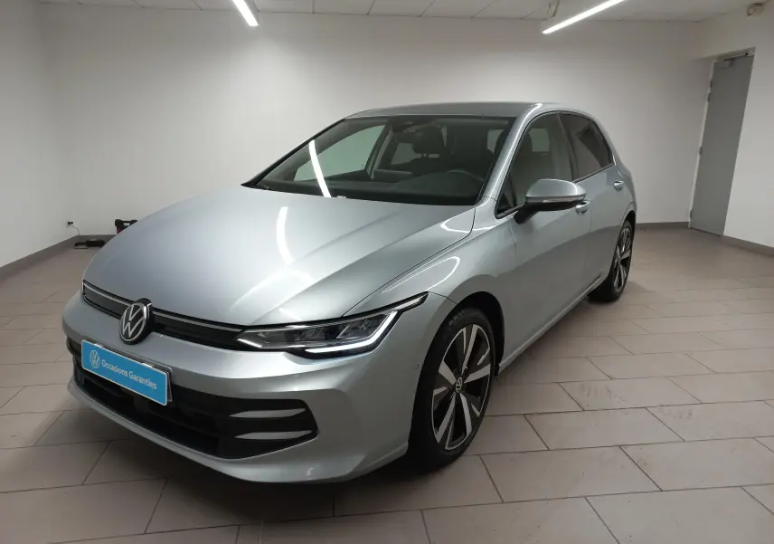 Volkswagen Golf 1.5 eTSI 116 BVM6 en Argent Dolomite, vue 3/4 avant avec jantes alliage 18'' Catania.