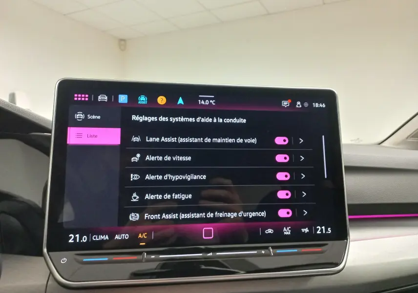 Vue de face du tableau de bord de la Volkswagen Golf 1.5 eTSI 116 BVM6 VW Edition 2025 avec écran tactile affichant les aides à la conduite.