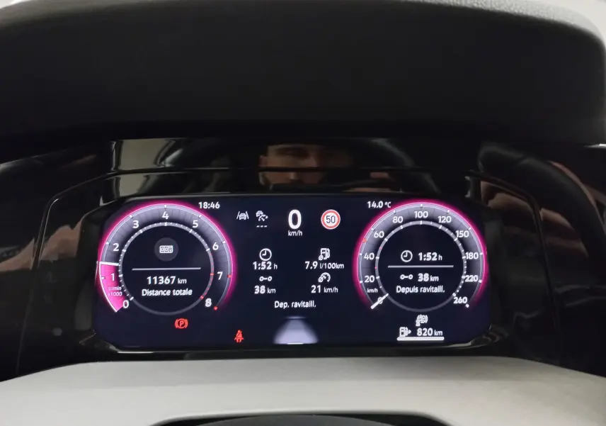 Tableau de bord numérique de Volkswagen Golf 1.5 eTSI 116 BVM6 VW Edition affichant compte-tours et vitesse, ambiance moderne.