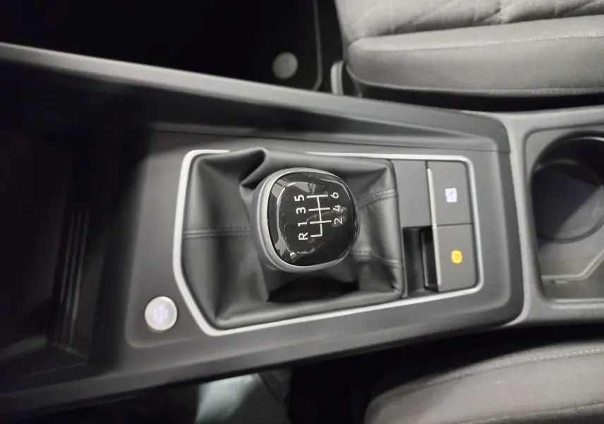 Gros plan sur le levier de vitesses manuel 6 rapports de la Volkswagen Golf 1.5 eTSI 2025, intérieur noir.