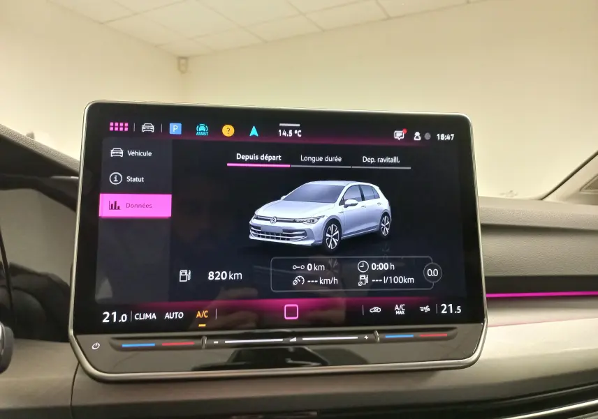 Écran tactile intérieur affichant une Volkswagen Golf argent Dolomite vue de profil droit en illustration numérique.