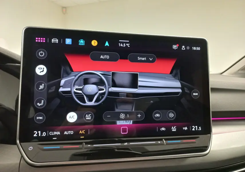 Vue avant de la Volkswagen Golf 1.5 eTSI 116 BVM6 VW Edition en Argent Dolomite avec jantes alliage 18'' Catania.