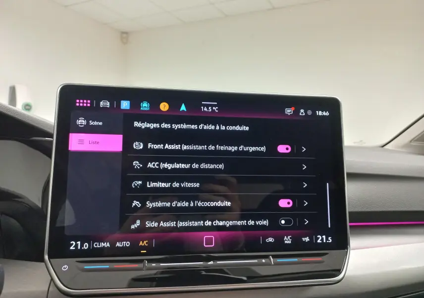 Écran tactile central affichant les réglages d’aide à la conduite dans une Volkswagen Golf 1.5 eTSI 2025.