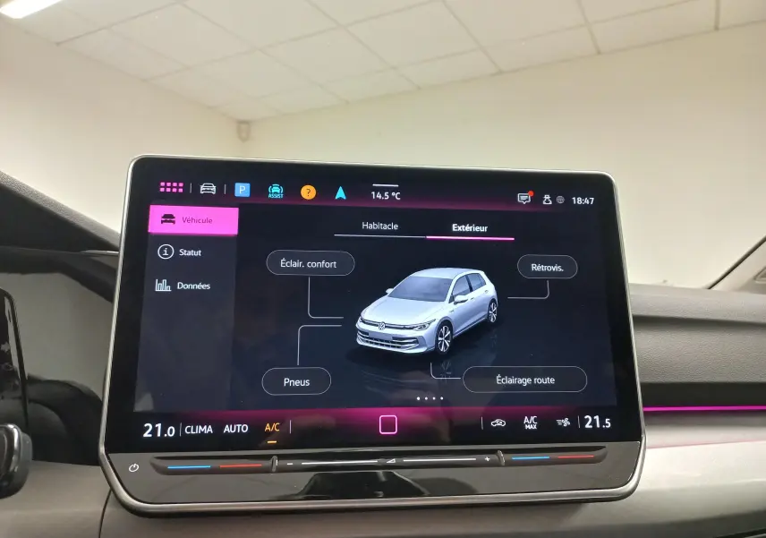 Écran tactile intérieur affichant la configuration extérieure d'une Volkswagen Golf 1.5 eTSI argent Dolomite vue de trois quarts avant.