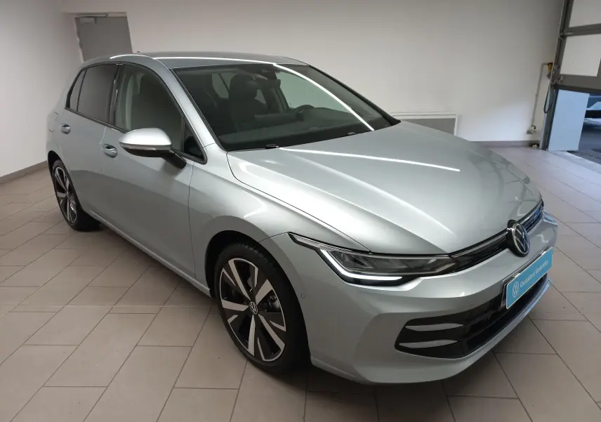 Vue 3/4 avant d’une Volkswagen Golf 1.5 eTSI 116 BVM6 argent Dolomite avec jantes alliage 18 pouces Catania.
