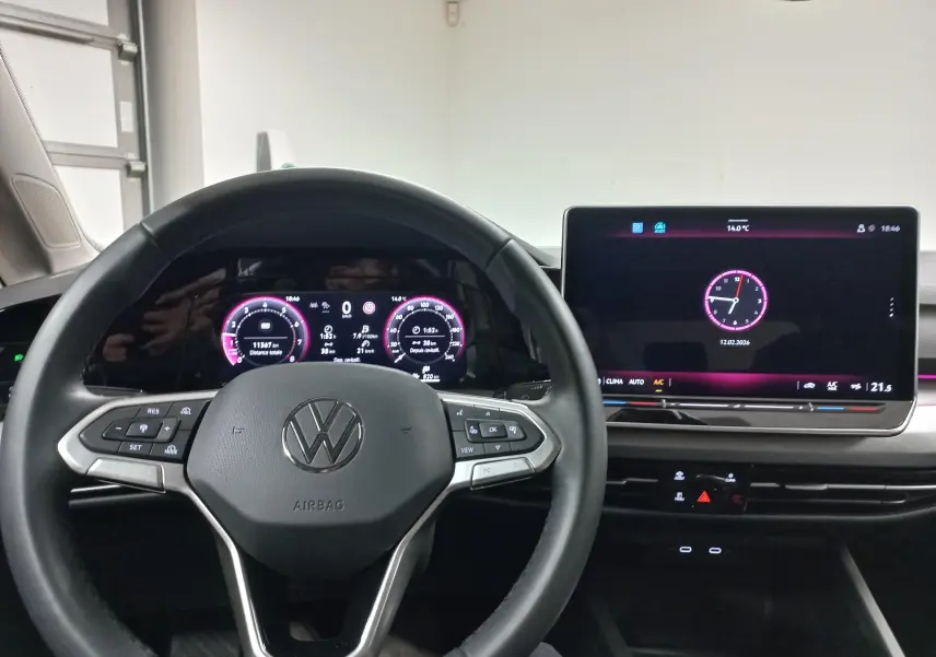 Vue intérieure du tableau de bord et volant noir d'une Volkswagen Golf 1.5 eTSI 2025 avec écran digital et commandes au volant.