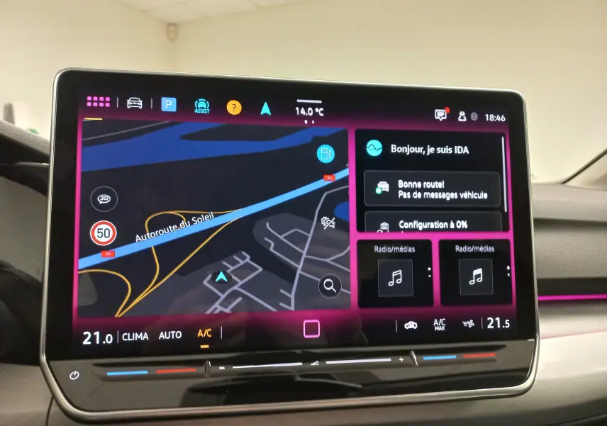 Écran tactile central du tableau de bord de la Volkswagen Golf 2025 affichant la navigation et les réglages multimédia.