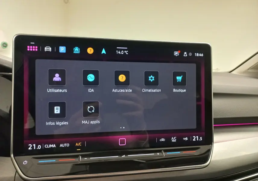 Vue de face du tableau de bord numérique de la Volkswagen Golf 2025, écran tactile avec menu principal affiché.